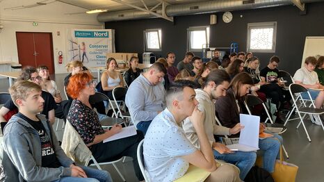 Photo des étudiants du master Histoire au coeur des Archives départementales de Lille.