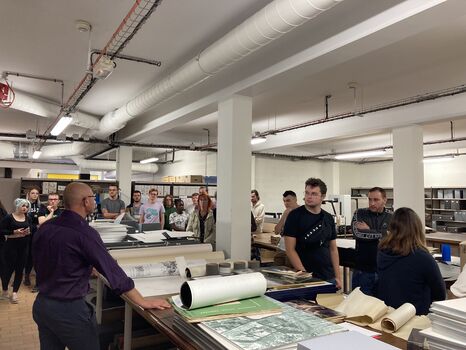 Photo des étudiants du master Histoire au coeur des Archives départementales de Lille.