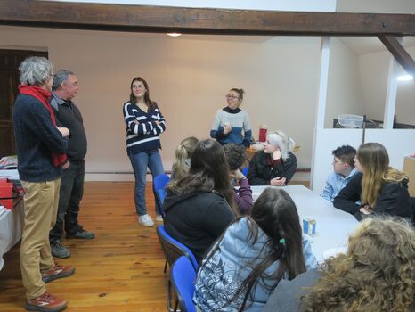 des étudiants en groupe écoutent les conseils dispensés