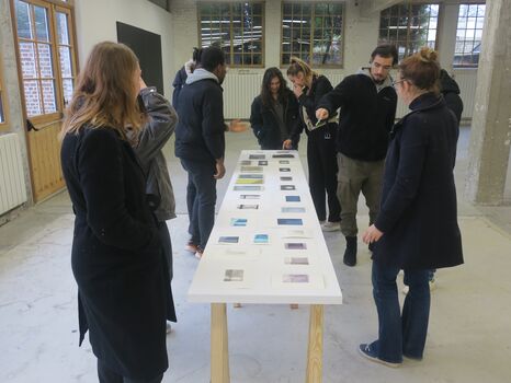 Etudiants explorant l'exposition