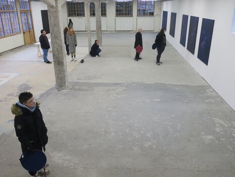 Etudiants explorant l'exposition