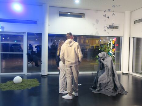 deux étudiants pendant l'exposition 