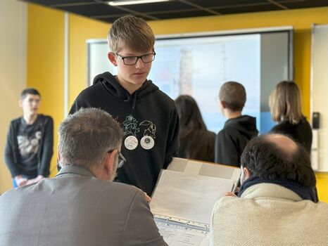 L'élève présente son projet au jury
