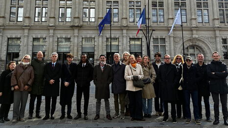La délégation composée des candidats aux concours d'éloquence et leur responsable pédagogique, tous issus de plusieurs universités françaises, posent fièrement devant l'Hotel de ville de Valenciennes