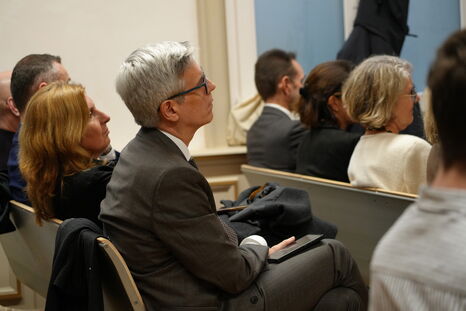 Le public nombreux assiste aux plaidoiries