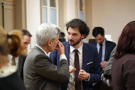 Le public débat en attendant le verdict