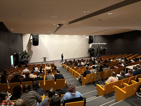 Amphithéâtre avec foule pour le Mardi des Chercheurs