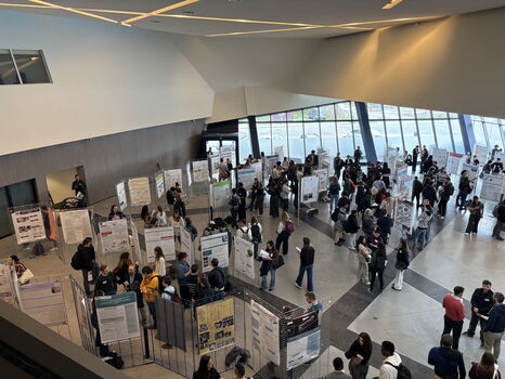 Vue de haut de la salle des posters au Mardi des Chercheurs