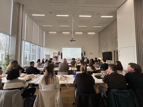 Etudiants dans une salle en train de suivre un cours
