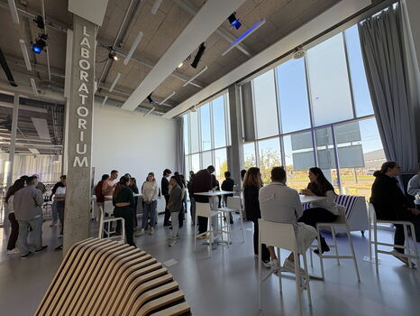 Cocktail déjeunatoire de Networking, étudiants en train de discuter et manger