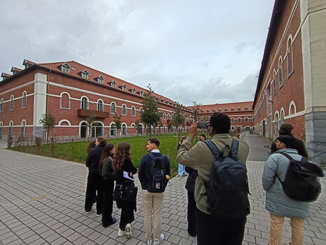 Etudiants visitant la ville de Valenciennes et prenant des photos