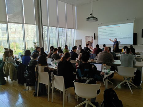 Etudiants dans une salle en train de suivre un cours