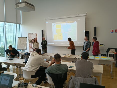 Etudiants dans une salle en train de présenter leurs travaux