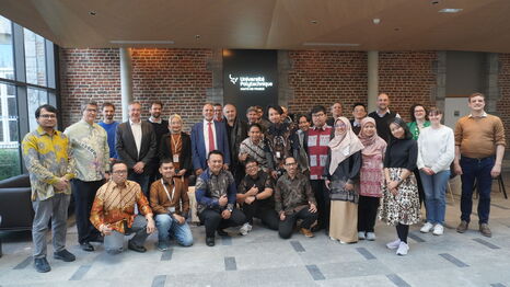 Photo de groupe devant le logo UPHF