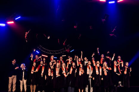 Les diplômés d'une formation de l'ISH jettent leur toque sur scène