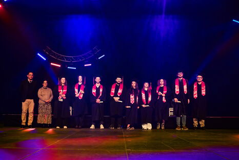 Les diplômés d'une formation de l'ISH se trouvent sur scène