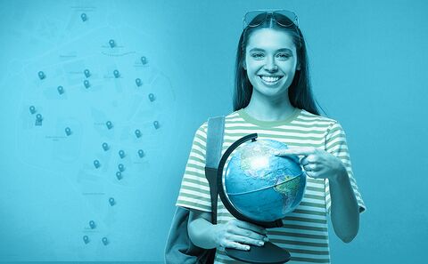 Les plans_ une femme pointe le doigt sur une planisphère.