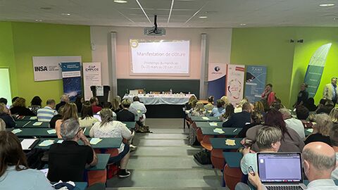 Amphi 300 INSA_ vue d'ensemble de l'amphi bien rempli