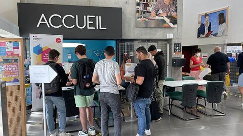 Des étudiants à l'accueil de la MSE