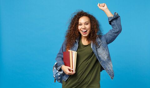 Etudiante main levée et large sourire