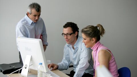 2 étudiants en reprise d'études avec un enseignant