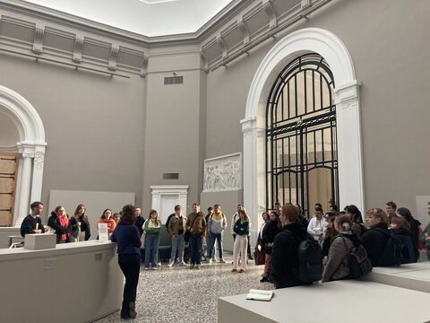 étudiants rassemblés dans le hall du musée des Beaux arts en train d'écouter une explication 