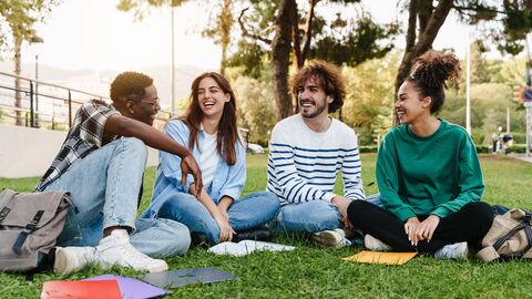 Etudiants sur la pelouse en train de bavarder et rire
