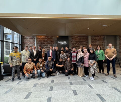 Photo de groupe dans le hall d'accueil de Ronzier 