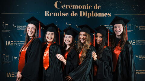 Des diplômées posent devant le photocall lors de la cérémonie de remise de diplômes